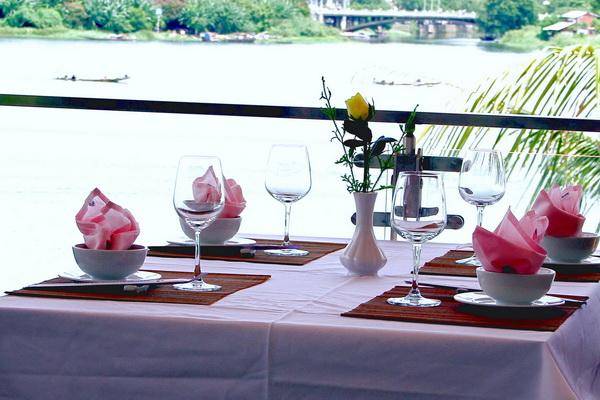 Không gian nhà hàng Terrace tại Khách sạn Century Riverside Huế