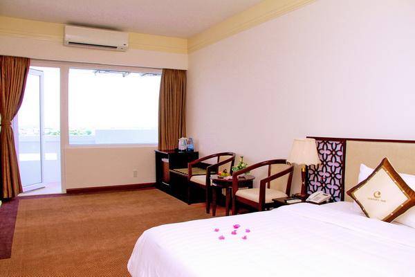 Phòng Suite River View hướng sông tại Khách sạn Century Riverside Huế