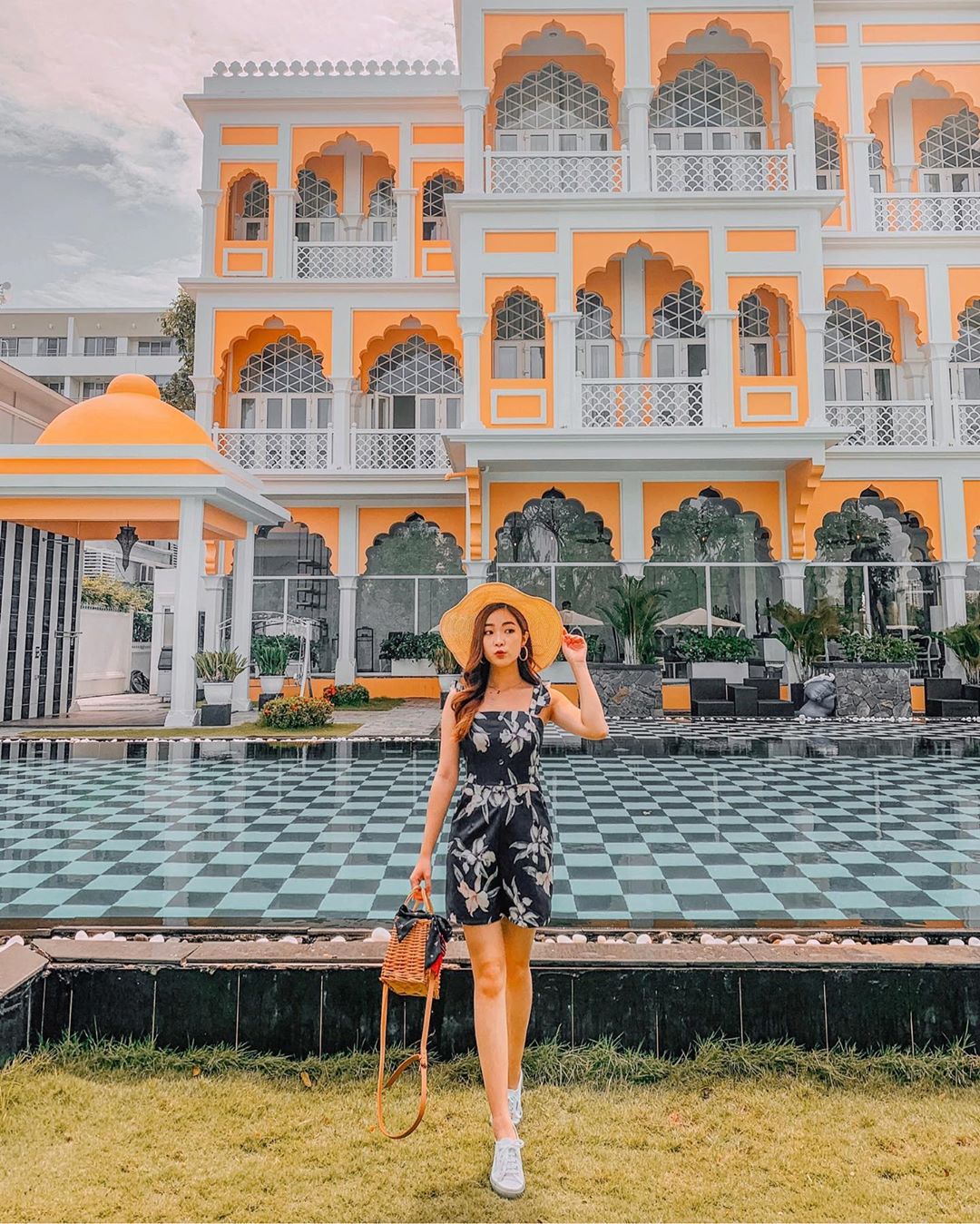 Phòng nghỉ cổ điển tại Chloe Gallery Sài Gòn