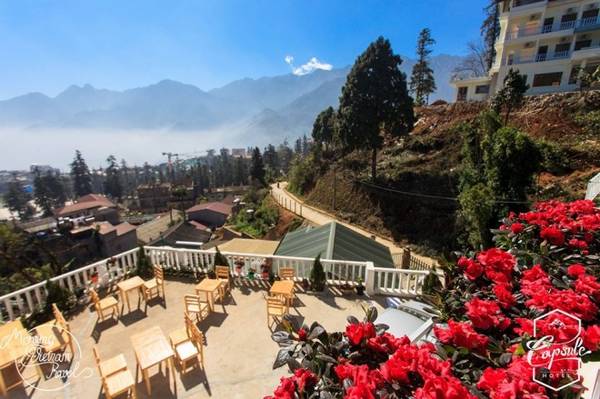 Ban công khách sạn con nhộng Sapa ngập nắng view toàn cảnh thị trấn