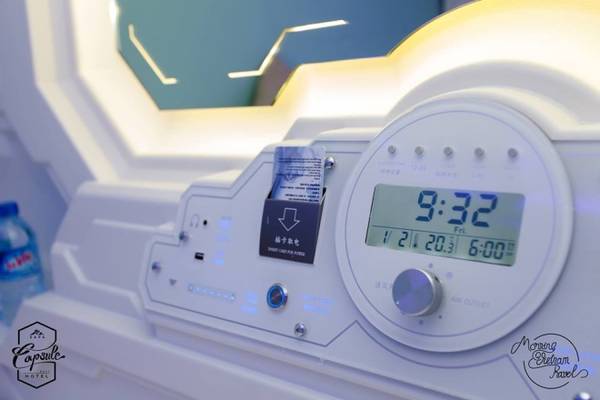 Bảng điều khiển hiện đại trong phòng đôi khách sạn con nhộng Sapa