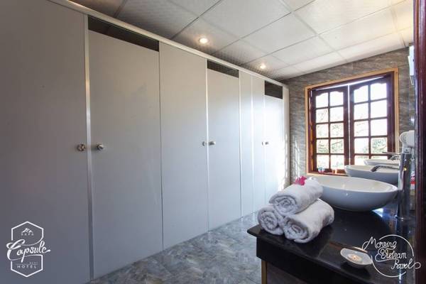 Khu vệ sinh chung có đèn sưởi ấm cúng tại khách sạn con nhộng Sapa