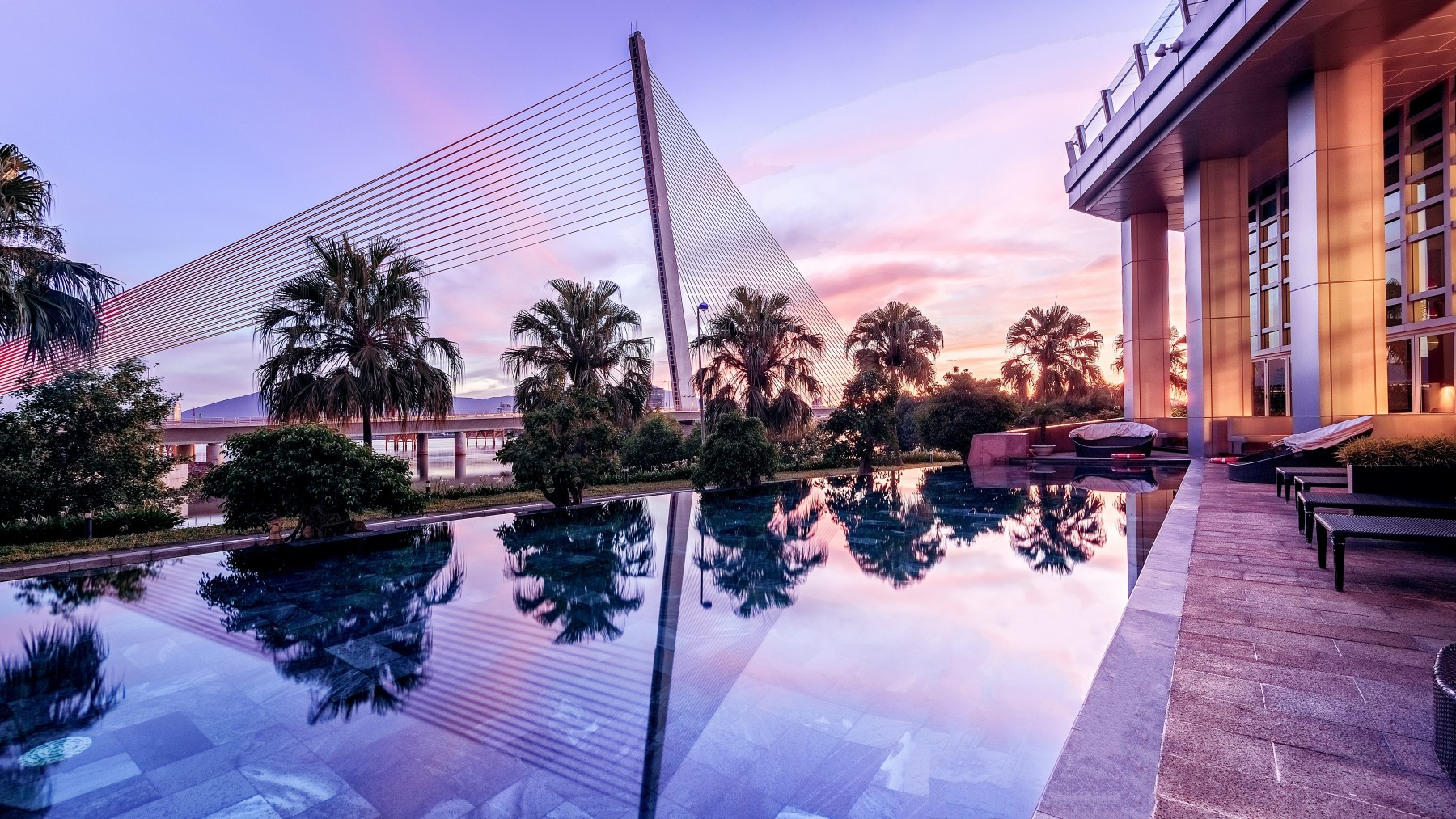 Hồ bơi ngoài trời Grand Mercure Đà Nẵng