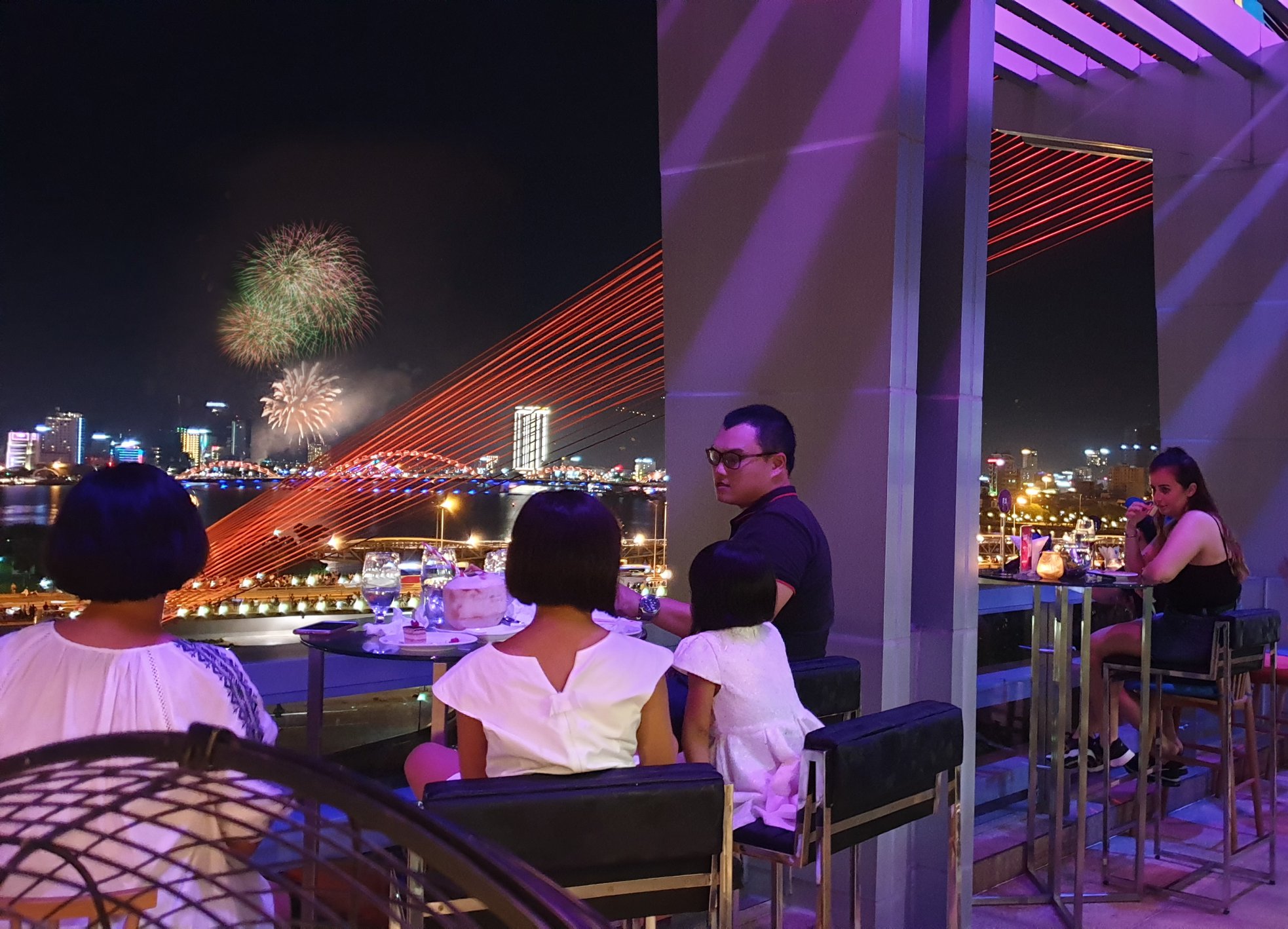 Ngắm pháo hoa tại Grand Mercure Đà Nẵng