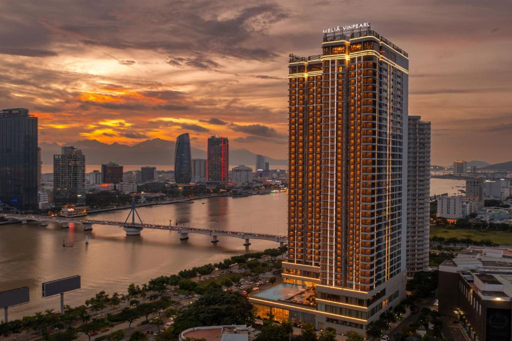 Melia Vinpearl Đà Nẵng Riverfront sở hữu vị trí đắc địa bên bờ sông Hàn