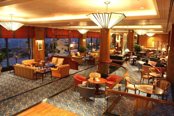 Tận hưởng tầm nhìn tuyệt đẹp từ Bar Lake View Sky tại khách sạn Daewoo Hà Nội