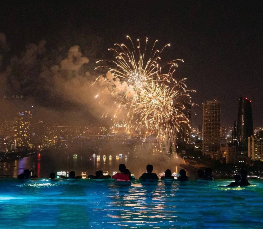 Ngắm pháo hoa từ hồ bơi khách sạn DIFF 2025 Wink Riverside