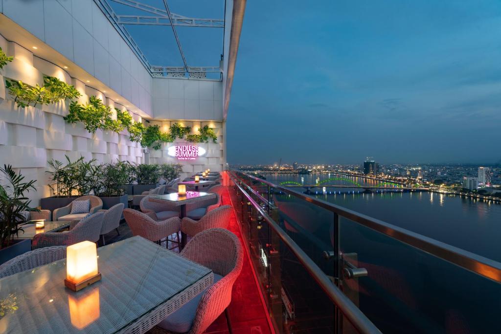Thư giãn và ngắm pháo hoa tại Wink Riverside