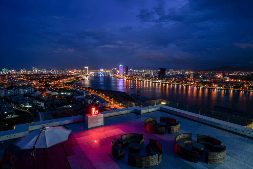 View toàn cảnh thành phố từ Wyndham Danang Golden Bay