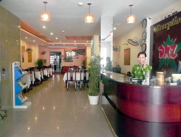 Sảnh đón khách hiện đại của khách sạn DMZ Huế