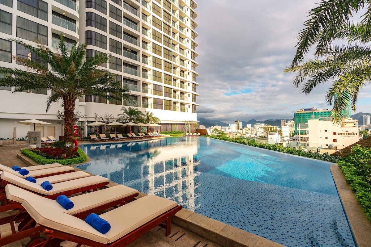 Hồ bơi ngoài trời tại Meliá Vinpearl Nha Trang Empire
