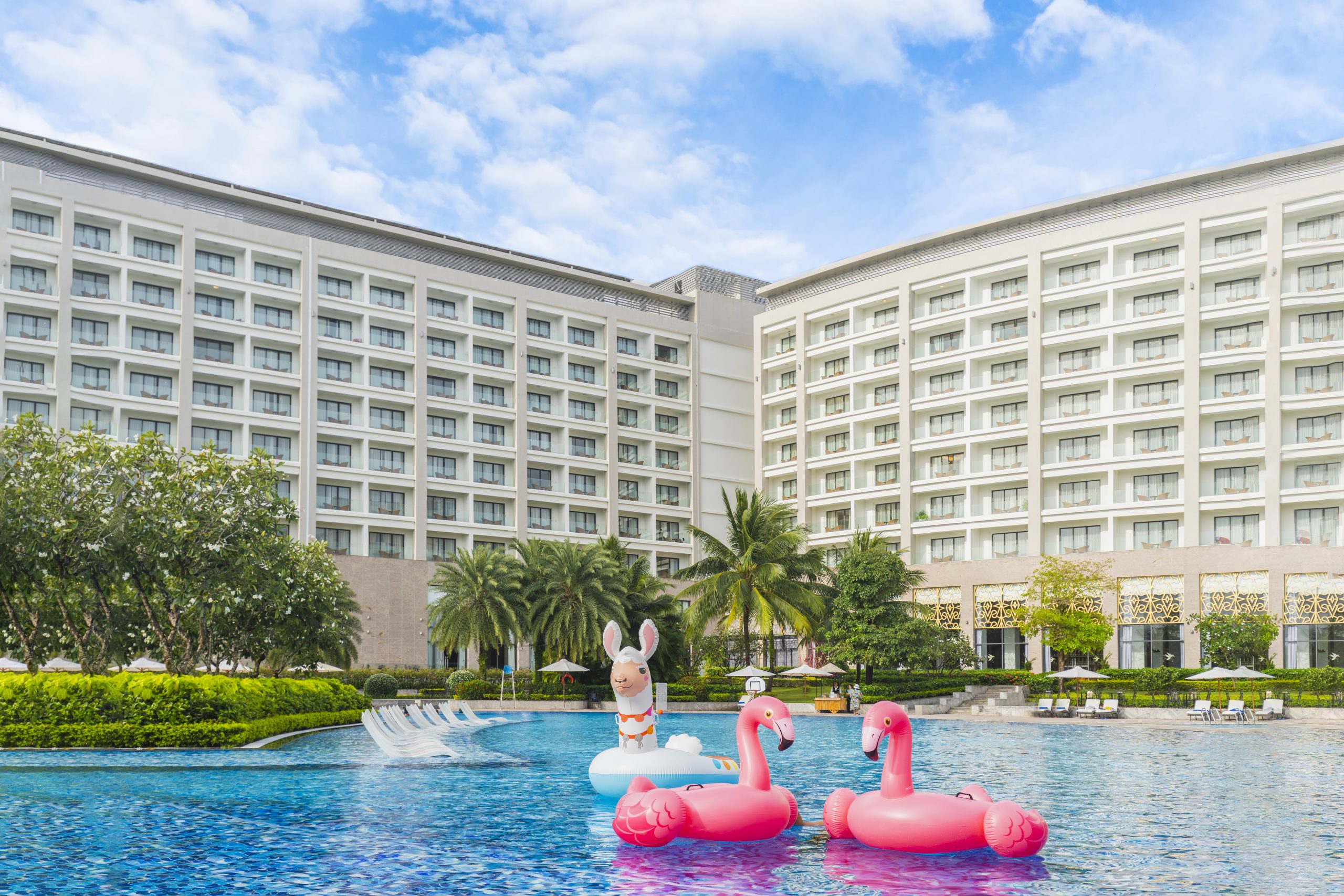 Hồ bơi ngoài trời tại khách sạn resort Phú Quốc