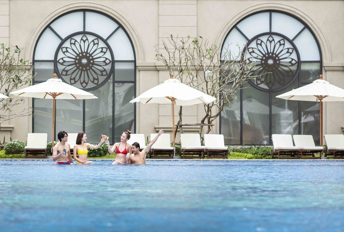 Hồ bơi ngoài trời khách sạn resort Phú Quốc