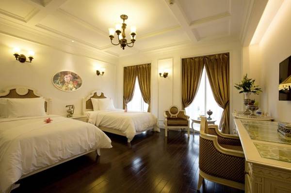 Không gian phòng ngủ sang trọng ấm cúng tại Khách sạn Eldora Huế