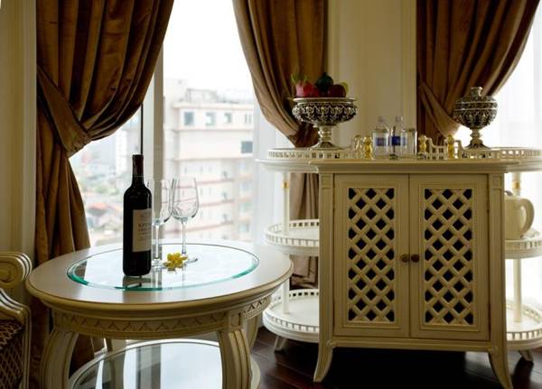 Chi tiết nội thất gỗ tinh xảo cổ điển tại Khách sạn Eldora Huế