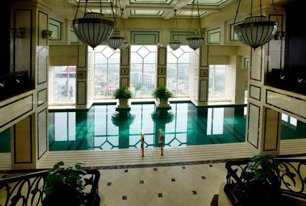 Hồ bơi bốn mùa thiết kế độc đáo tại Khách sạn Eldora Huế