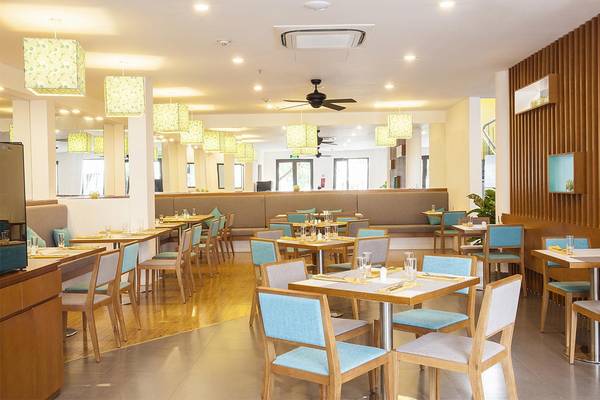 Hồ bơi sang trọng tại khách sạn ÊMM Hội An