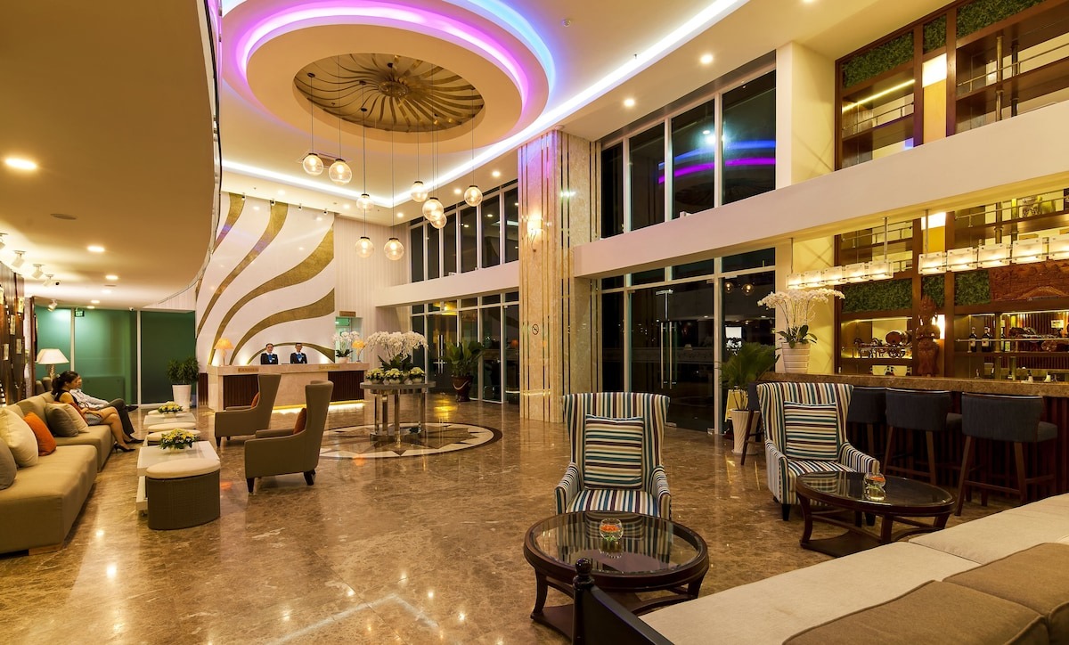 View sông Hậu khách sạn Ninh Kiều Riverside gần Sài Gòn