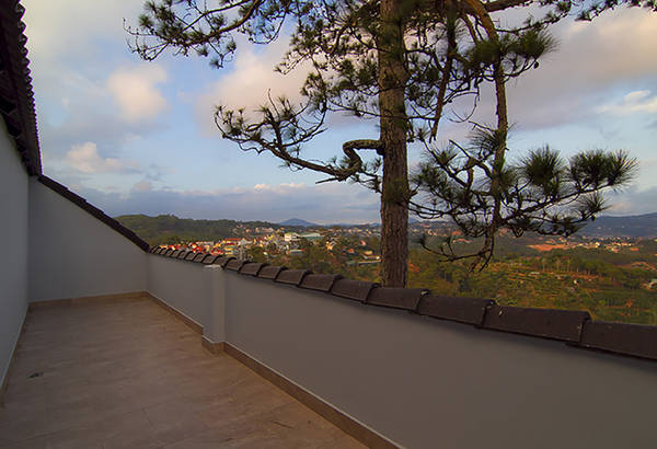 Ban công rộng rãi tại khách sạn Đà Lạt view đẹp