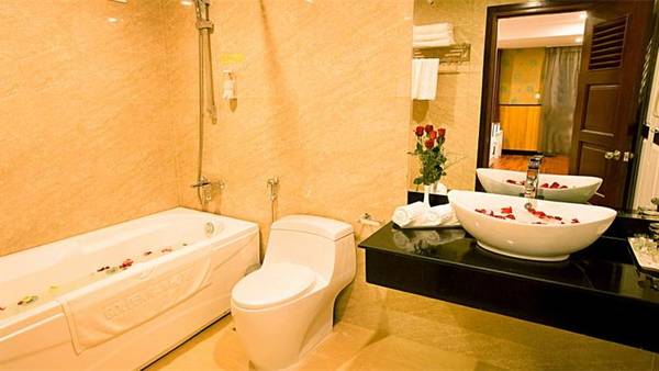 Phòng tắm hiện đại sạch sẽ tại khách sạn Golden Rain 2 Nha Trang