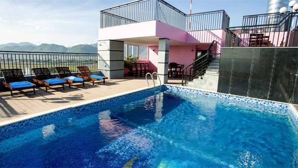 Bể bơi sân thượng cực chill ngắm toàn cảnh thành phố