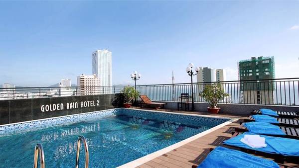 Thư giãn tại bể bơi view biển của khách sạn Nha Trang giá rẻ Golden Rain 2