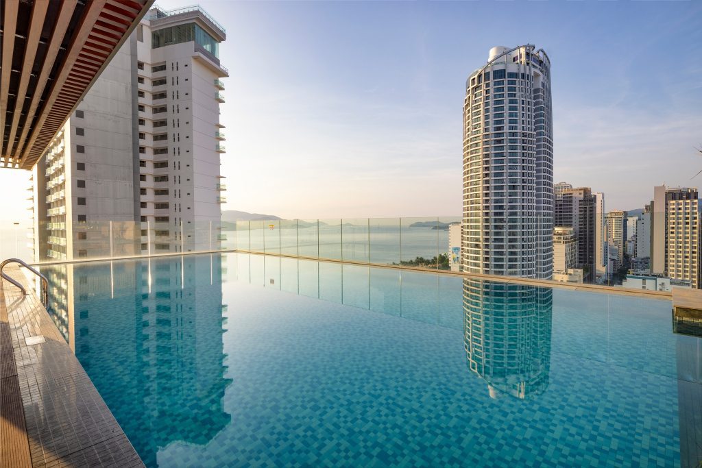 Hồ bơi vô cực view biển tại khách sạn Gonsala Nha Trang