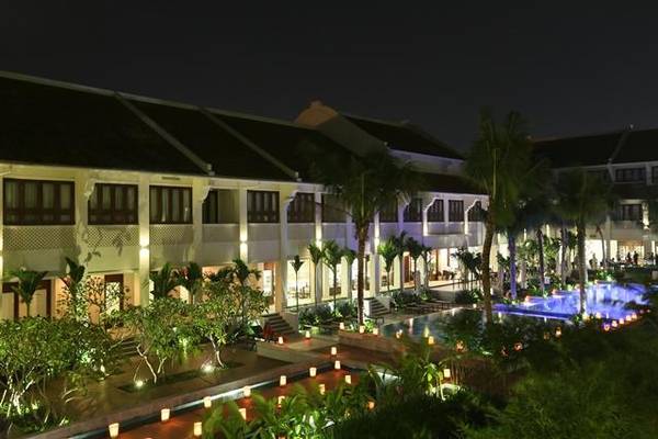 Khu nghỉ dưỡng xinh đẹp được bao quanh bởi một khu vườn xanh mát và hồ bơi bậc thang thể hiện thiết kế kiểu thuộc địa cổ xưa.