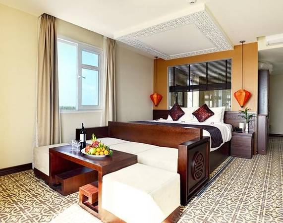 Với 75 phòng nghỉ hiện đại, khách sạn Royal Riverside sẽ cung cấp cho bạn một kì nghỉ tuyệt vời với dịch vụ hoàn hảo và chu đáo.