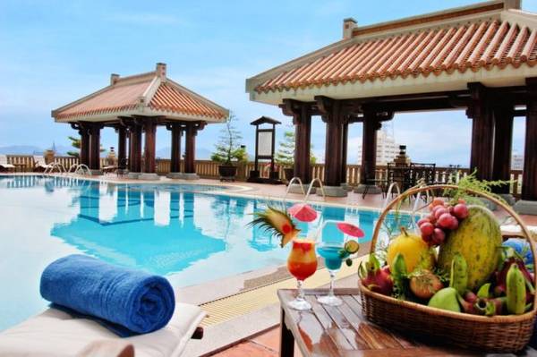 Bể bơi sang trọng tại khách sạn Huế Imperial