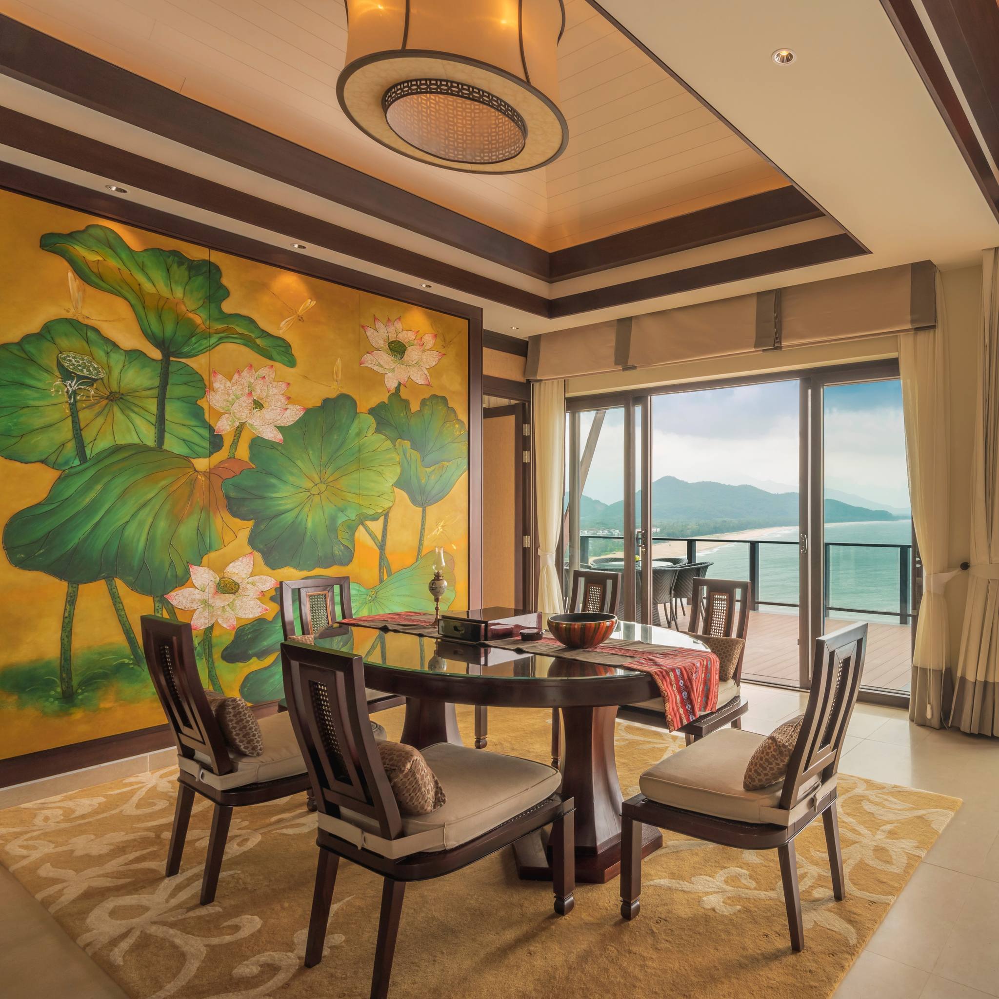 Hồ bơi ngoài trời xanh mát tại khách sạn Huế Riverside Boutique