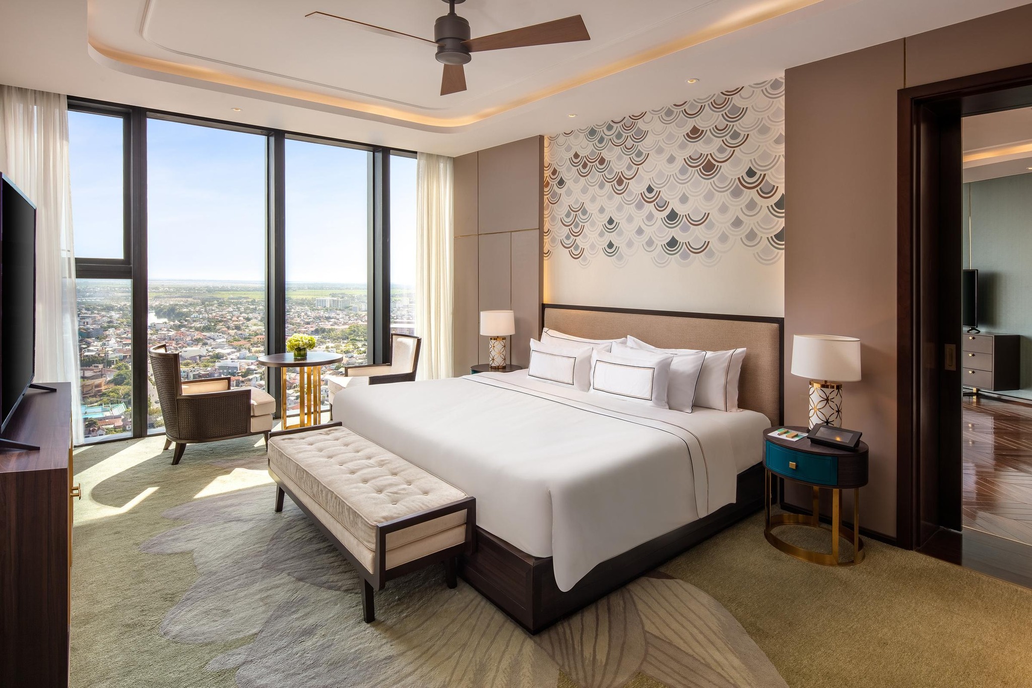 Phòng ngủ view toàn cảnh tại Melia Vinpearl Huế
