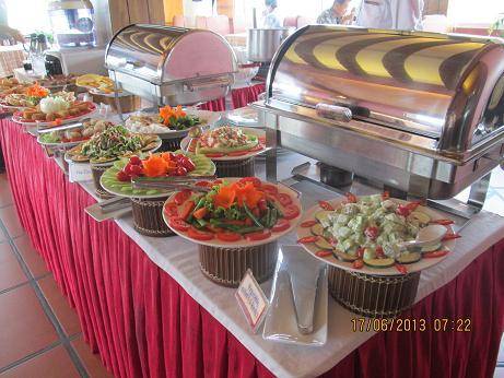 Nhà hàng phục vụ buffet sáng đa dạng tại khách sạn Indochina Legend 2 Hà Nội