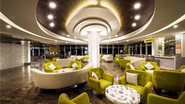Lobby Bar nằm ngay trong khuôn viên tiền sảnh của khách sạn, là sự lựa chọn dành cho khách hàng check in sớm hay trễ, khách check out chờ xe ra sân bay hoặc đang có nhu cầu đợi bạn hay tiếp khách.