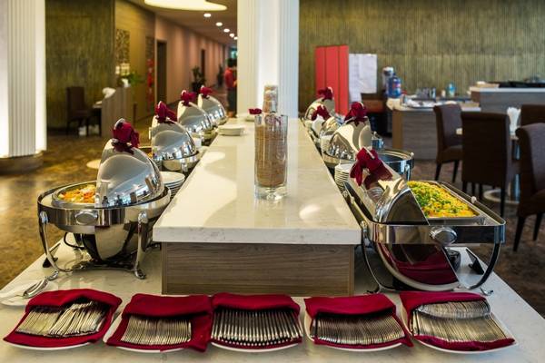 Nhà hàng cũng là nơi phục vụ Buffet sáng tiêu chuẩn quốc tế cho khách, đồng thời tổ chức tiệc cưới và Gala cho các đoàn khách hội nghị, hội thảo, nghỉ dưỡng. 