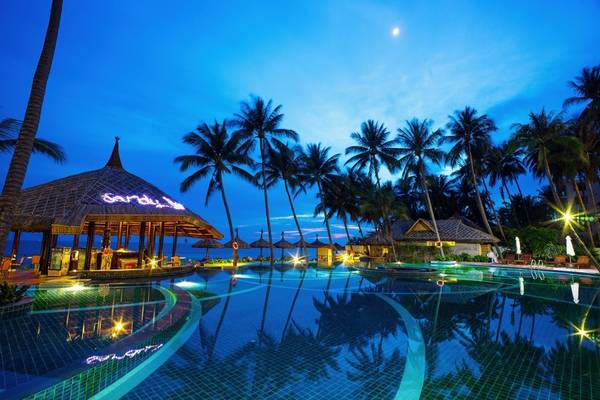 Sandy Bar có vị trí ngay tại bể bơi. 