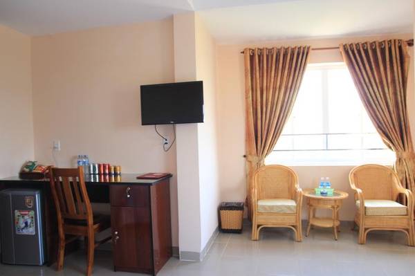 Bàn làm việc trong phòng nghỉ của khách sạn.