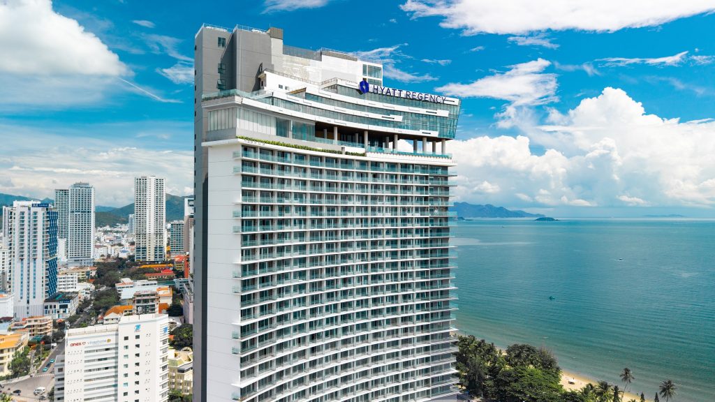 Bể bơi sang xịn tại khách sạn Nha Trang Hyatt Regency