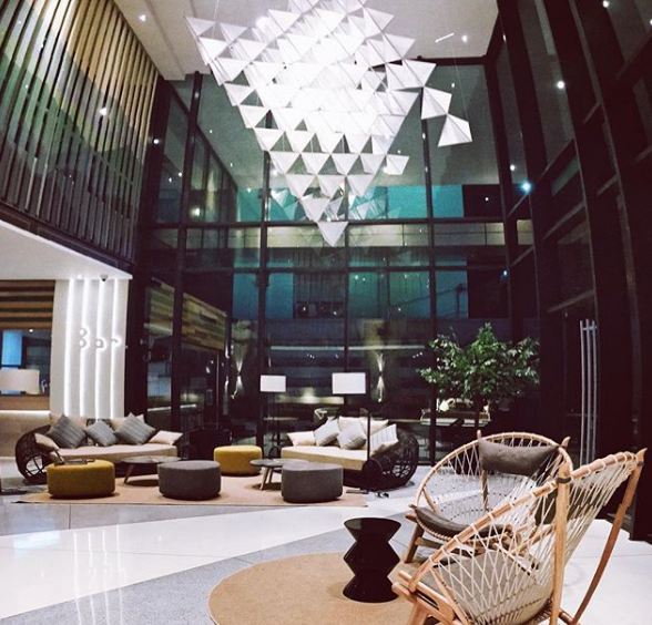 Hồ bơi ngoài trời view thành phố tại ibis Styles