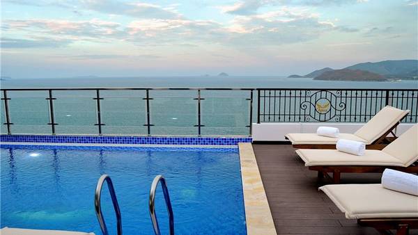 Phòng ngủ hướng biển tại khách sạn Apus Nha Trang