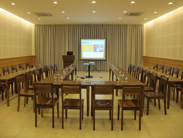 Phòng hội nghị. Ảnh: iVIVU.com