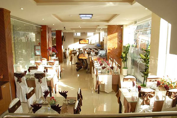 Nhà hàng có tầm nhìn hướng phố tuyệt đẹp
