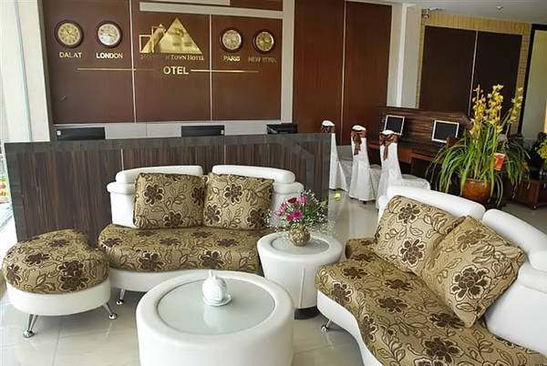 Sảnh lễ tân sang trọng tại khách sạn Phố Núi Đà Lạt