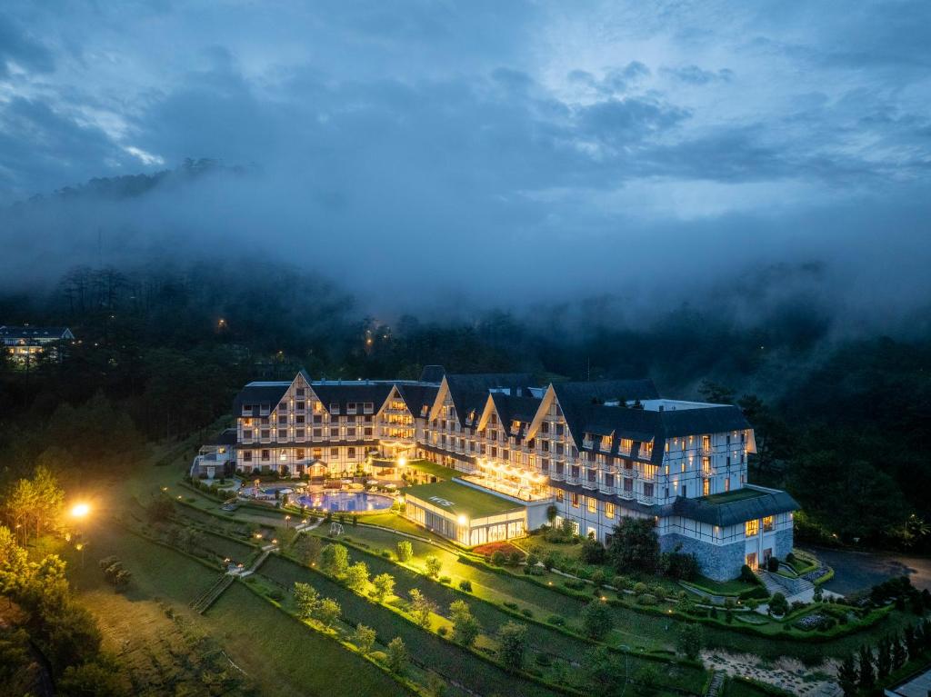 Kiến trúc châu Âu giữa sương mù tại khách sạn resort Đà Lạt Swiss-Belresort