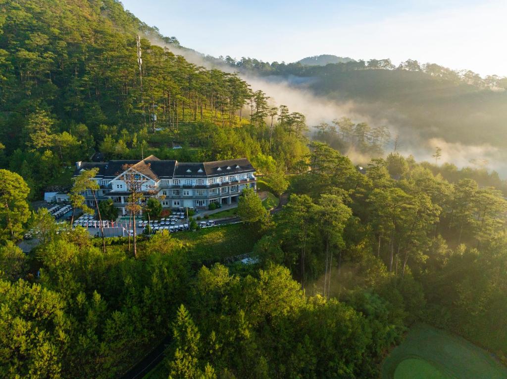 Khách sạn resort Đà Lạt Swiss-Belresort Tuyền Lâm giữa làn sương mờ