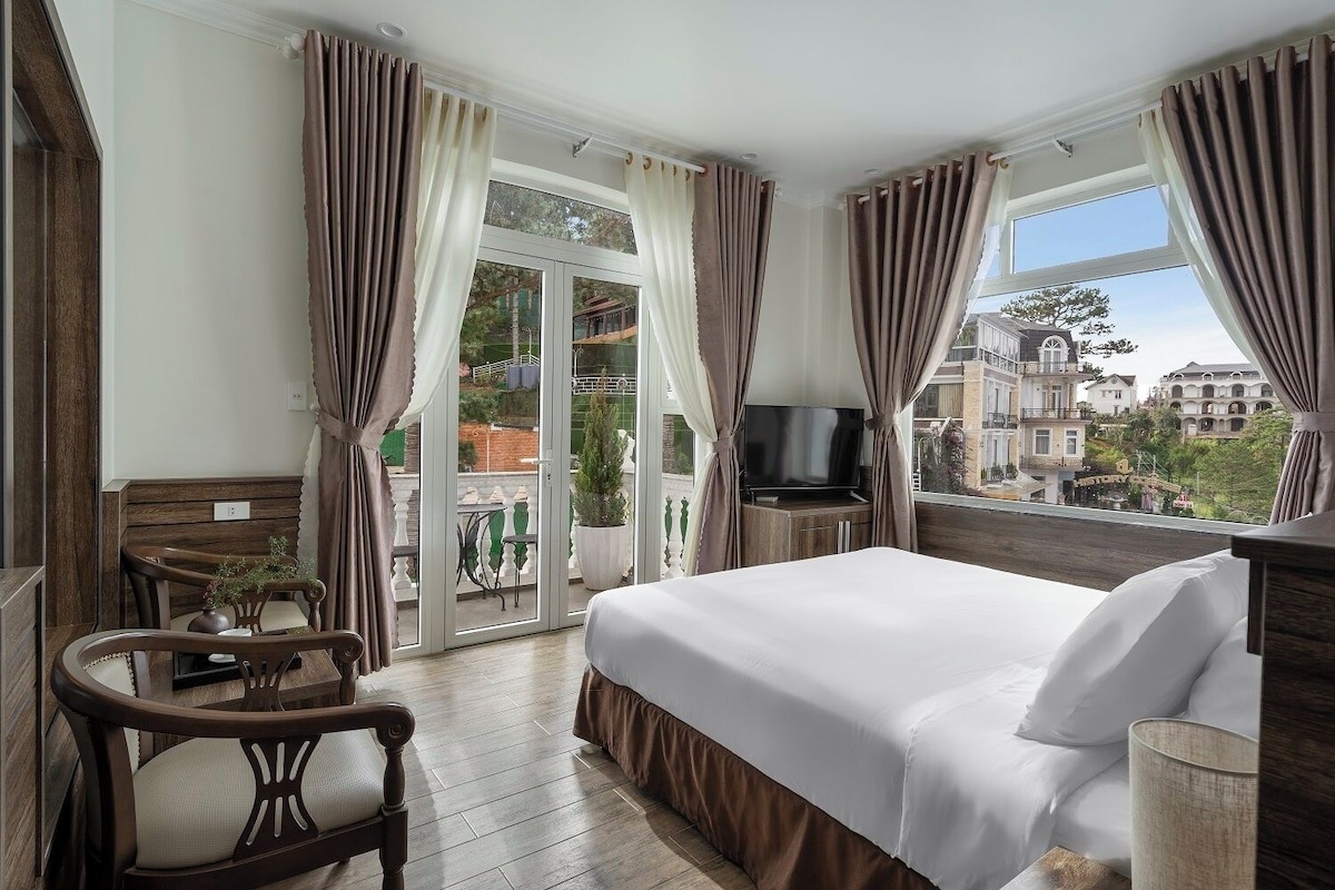 Phòng nghỉ khách sạn resort Đà Lạt New Life có ban công thoáng đãng