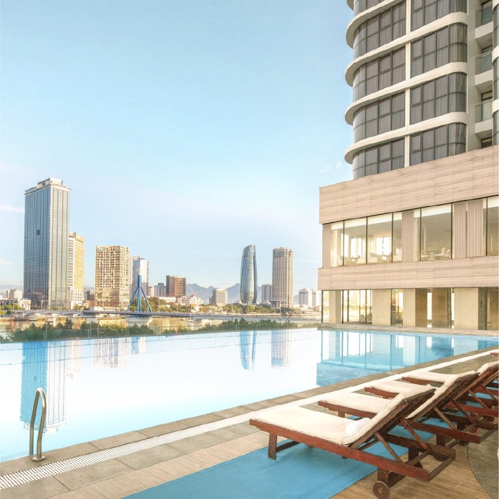 Hồ bơi view sông tại khách sạn resort Đà Nẵng
