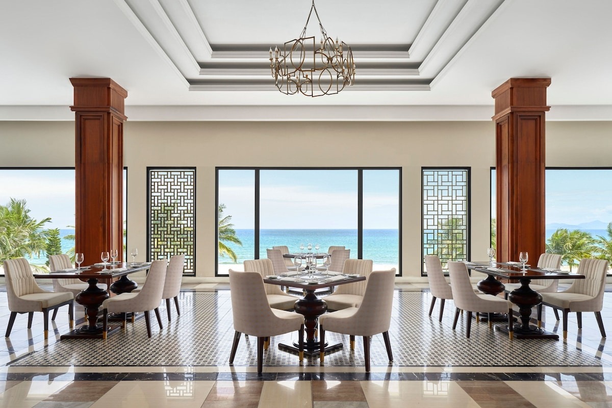 Thưởng thức mỹ vị tại nhà hàng view biển tại khách sạn resort Đà Nẵng