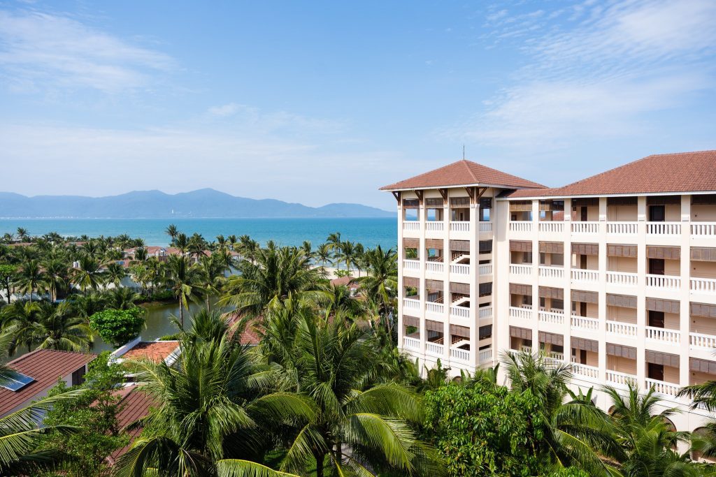 Resort được bao bọc bởi hàng dừa xanh mát tại khách sạn resort Đà Nẵng