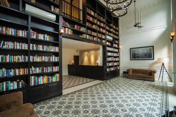 Thư viện sách ấn tượng tại Khách sạn The Alcove Library Sài Gòn